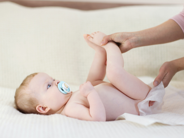 A bőr irritációja a csecsemőknél: okok, hogyan néz ki, mit kell kezelni? Lehet -e egy rosszul kiválasztott pelenka irritációt és a gyermek bőrpírját?