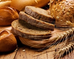 Συνταγή για σπιτικό μαύρο ψωμί για τους φούρνο και τους κατασκευαστές ψωμιού. Τι μπορεί να γίνει από μαύρο ψωμί σίκαλης;
