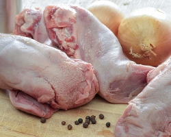 Bagaimana benar dan berapa lama memasak lidah babi dalam panci air sampai matang?