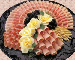 Souderie des saucisses et méthodes pour décorer une assiette avec trancher sur une table festive: Instructions
