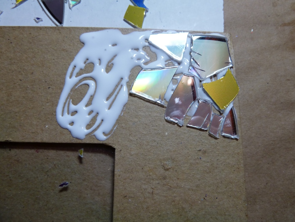 Lepljenje kosov diska na kartonskem okvirju