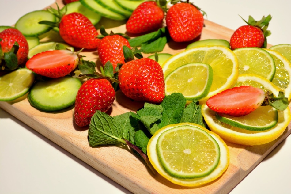 Per alleggerire le lentiggini, è necessario mescolare i succhi di fragole, limone e cetriolo.