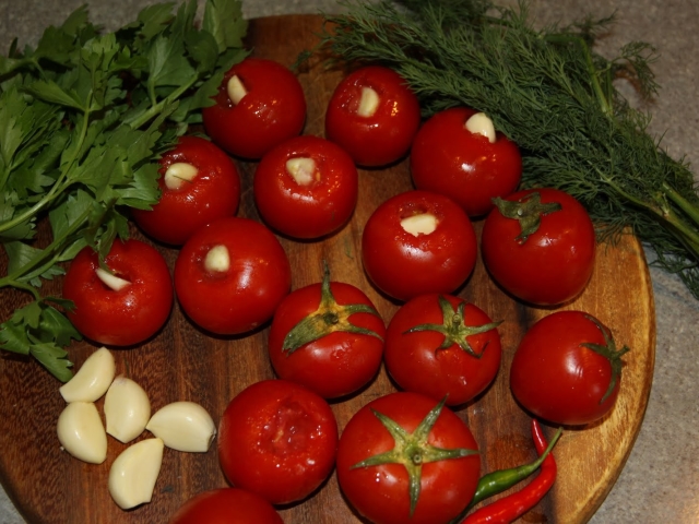Tomates à l'ail à l'intérieur pour l'hiver: 2 meilleures étapes-partenaire avec des ingrédients détaillés