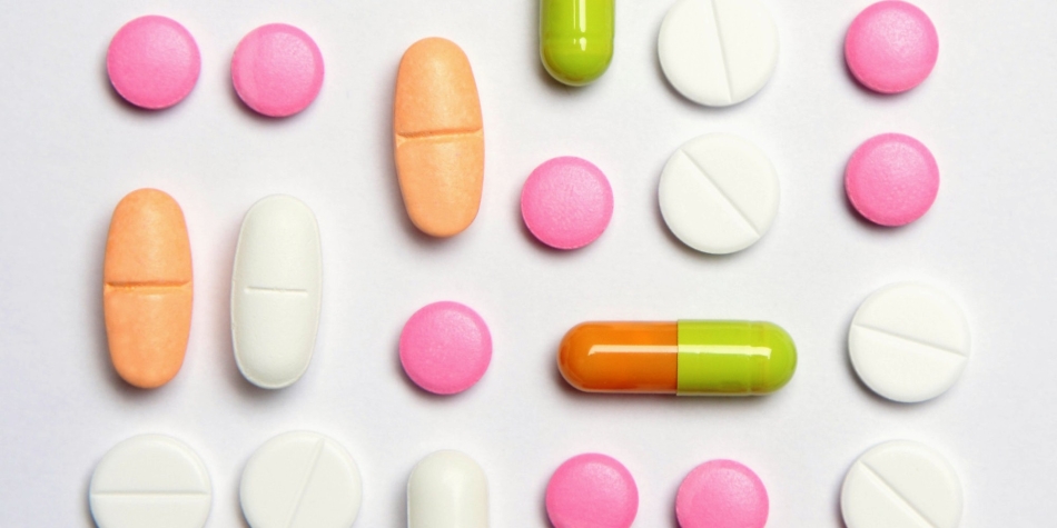 Таблетки и капсулы антидепрессантов разлодены на белом листе