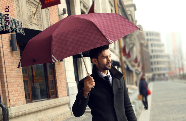 Elegante ombrello per uomini
