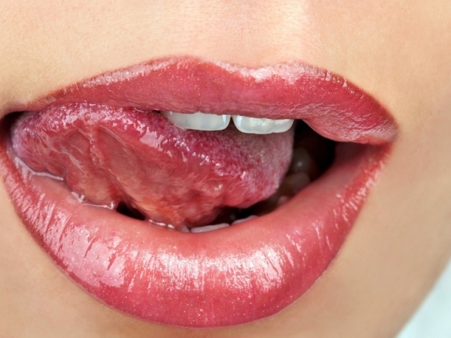 К чему чешутся губы: приметы. К чему чешется верхняя губа?