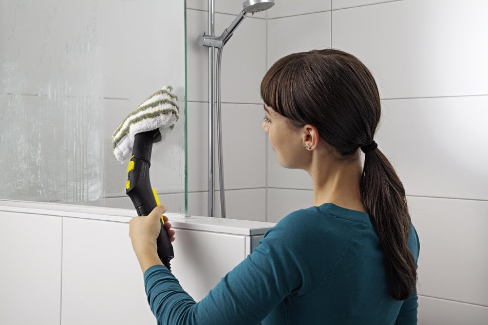 A modern kémia segítségével a zuhanykabin tisztítása 5 perc!