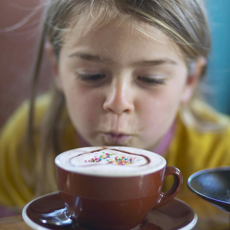 Можно подросткам пить кофе. Ребенок пьет кофе. Чашка чая для детей. Детский кофе. Ребенок с чашкой кофе.