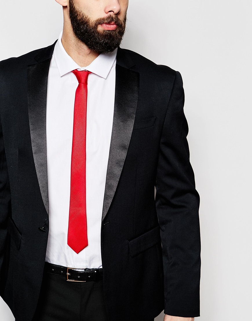 Черные брюки белая рубашка и красный галстук