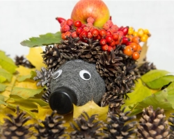 Crafts and application of the hedgehog to kindergarten, a school of seeds, cereals, vegetables, fruits, flowers, plasticine, salty dough, plastic bottles, paper, corn sticks and tiring, coffee beams, toothpicks, leaves, cones, chestnuts, pine needles and straws : ideas, instructions, photos