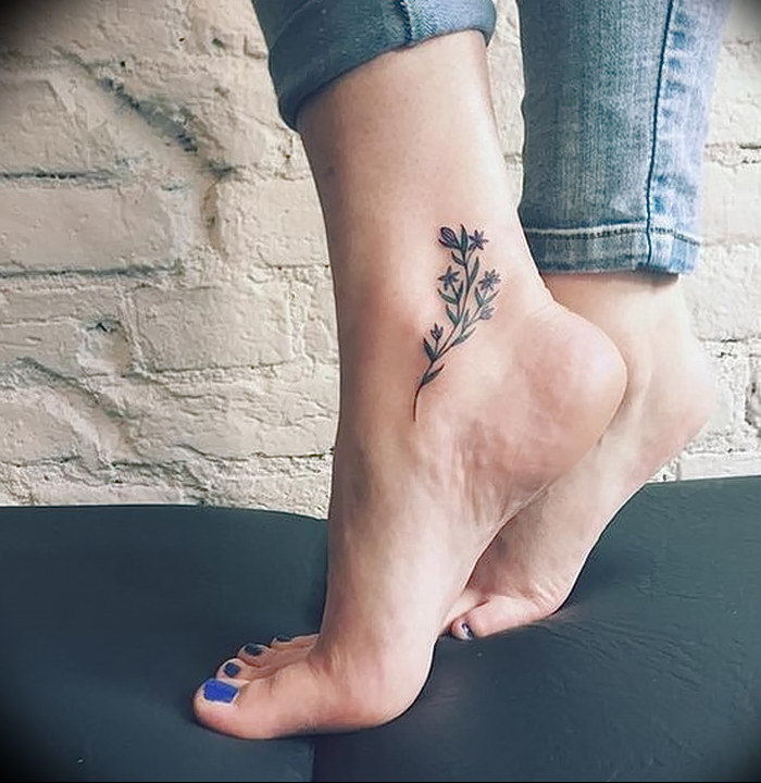 Татуировка на щиколотке, идеально вписывающаяся в форму косточки на ноге