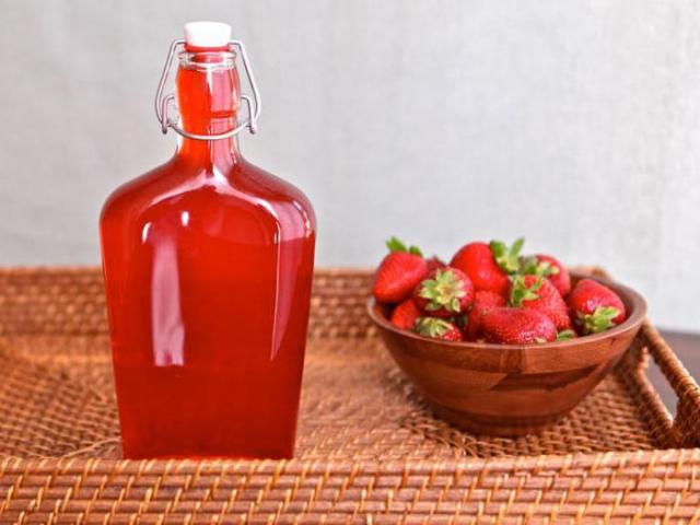 Comment faire une nourriture, une alcool, une teinture de confiture de fraises, des fraises congelées et fraîches sur la vodka, l'alcool, le clair de lune: recette à la maison