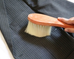 Comment et comment nettoyer la veste des hommes à la maison, sans lavage: conseils, recettes, recommandations. Comment nettoyer un col gras, des revers, des coudes d'une veste, une veste de sueur à faire -it-out-soi?