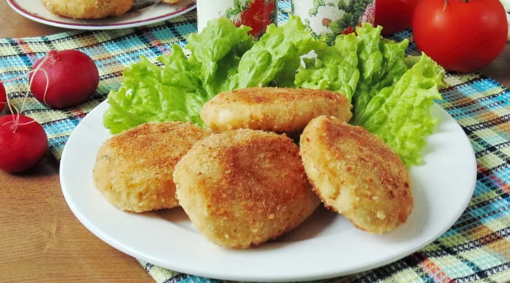 Deliziose polpette fatte di patate, bollite in uniforme, aglio e cipolle verdi in una padella