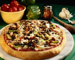 La recette de pizza rapide dans une casserole en 10 minutes. Recettes de pizza simples avec fromage, saucisse sur le kéfir