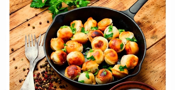 Fried dumplings of frozen semi -finished products in a pan