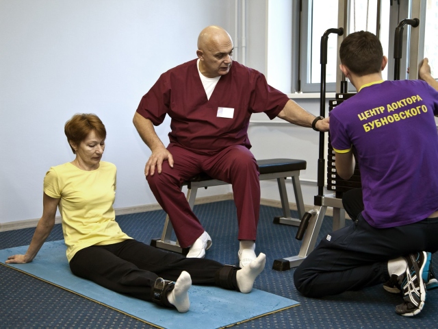 Bubnovsky - Guérison de la colonne vertébrale et des articulations: quelle est la base de la méthodologie, comment la gymnastique du patient affecte, la préparation des exercices, un ensemble d'exercices, la vidéo