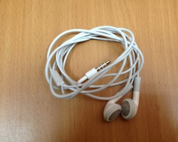 How to clean the headphones from an iPhone from ear sulfur white, vacuum?