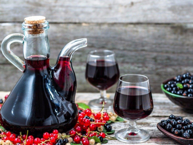 Come riparare il vino fatto in casa, se si è rivelato molto dolce: come diluire l'uva dolce, la ciliegia, la mela, il vino fatto in casa di prugne?