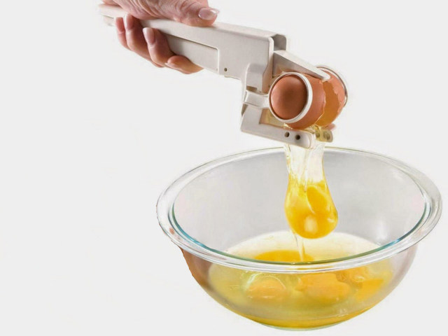 Kako pravilno in enostavno ločiti rumenjak od beljakovin v piščančjem jajcu: metode, nasvete, video. Kako ločiti rumenjak od beljakovin od jajca z uporabo plastične steklenice: navodila. Naprava za ločevanje rumenjaka od beljakovin: Kaj je videti, kako uporabljati?