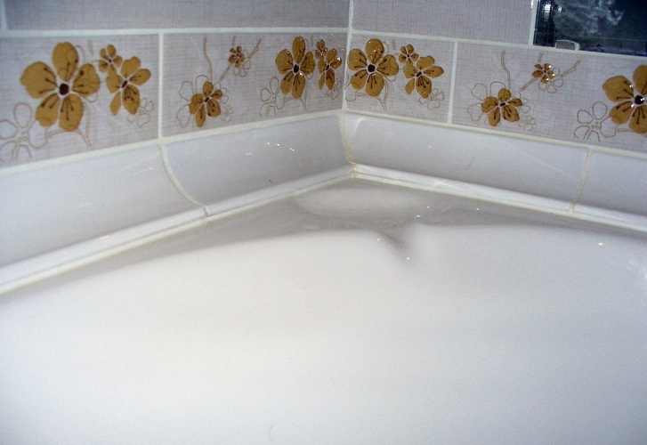 Ceramic corners or tile residues are perfectly decorated and closed the gap