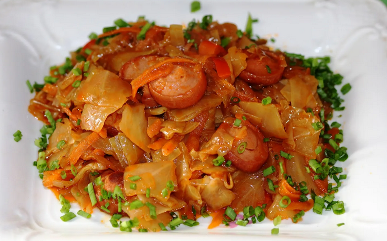 Stewed Kohl mit Würstchen