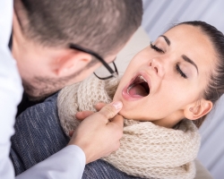 Apakah mungkin untuk menginfeksi tenggorokan sakit purulen anak jika ibu atau anggota keluarga sakit? Apakah tonsilitis purulen menular?