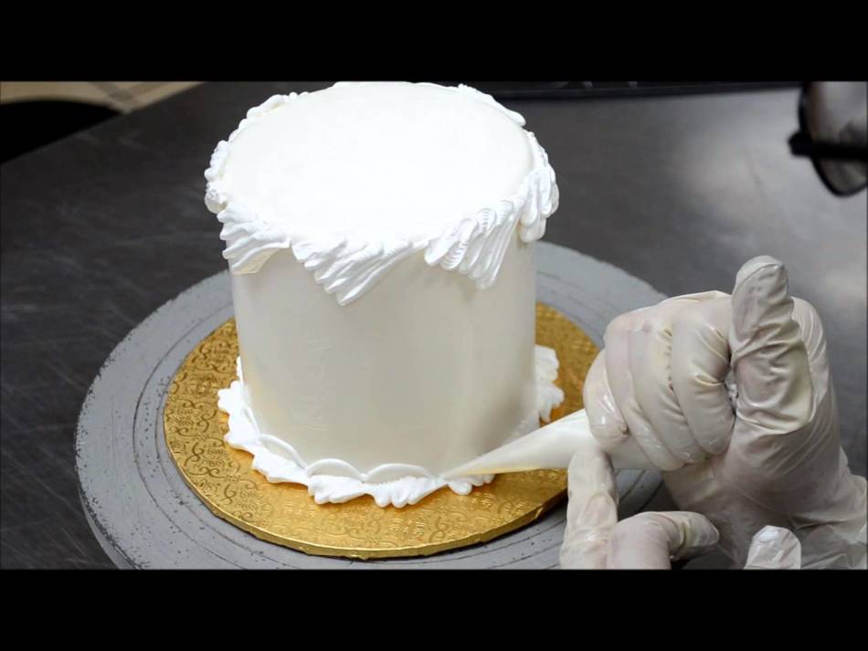 Décoration de gâteau avec crème protéinée