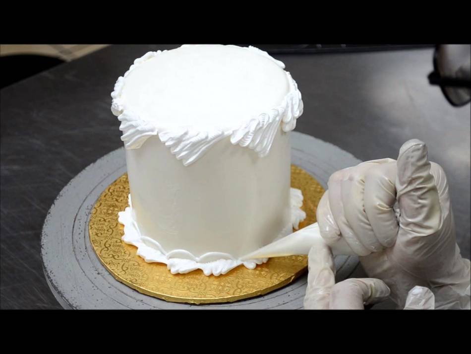 Cake decoration with protein cream