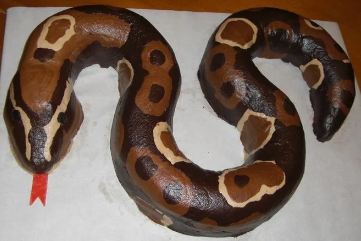 Новогодний торт в виде змеи