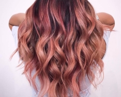 Cara mendapatkan warna emas merah muda di rambut: nada, kombinasi, daftar warna, pewarnaan dan instruksi perawatan
