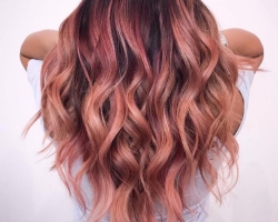 Cómo obtener un tono de oro rosa en el cabello: tonos, combinaciones, lista de colores, manchas y instrucciones de cuidado