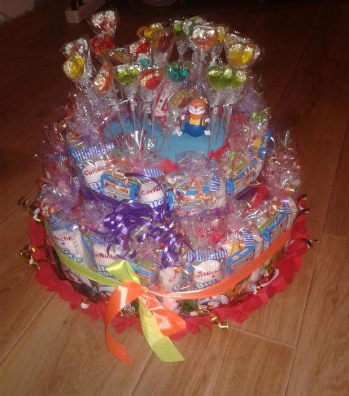 Un gâteau de bonbons et de bonbons sur un bâton.