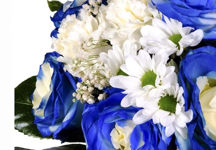 Bouquet con rosas azules y margaritas