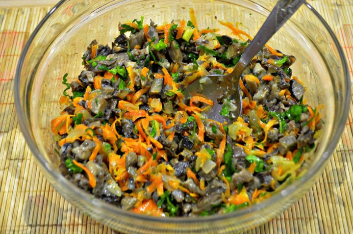 Roulette Omlet avec champignons: Ajouter les épinards