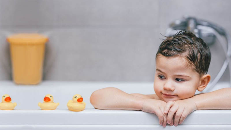 Sie können ein Kind mit einer Serie und einer Kamille baden