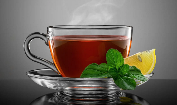 El té dulce caliente ayudará a elevar rápidamente la presión arterial baja y baja caída en un adulto