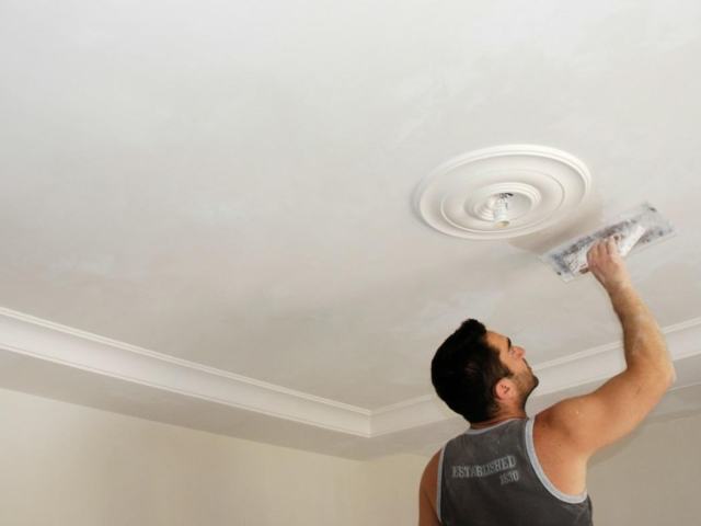 How to align the ceiling with puttings with putty, a net, a mouthband, a drywall in an apartment or a private house for painting or whitewashing with your own hands? Advantages of an even stretch ceiling
