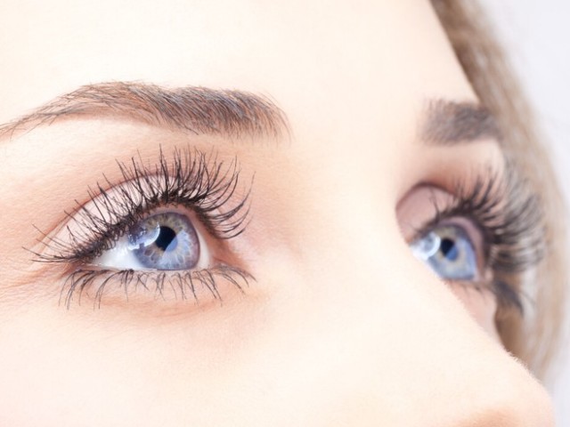 El cabello o las pestañas cayeron en el ojo - Por qué: un letrero en los días de la semana, la hora del día