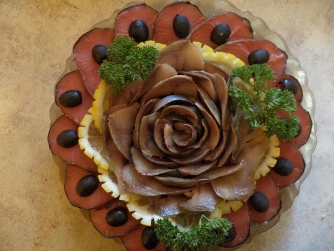 Egy rózsa formájában egy hal étel eredeti kialakítása