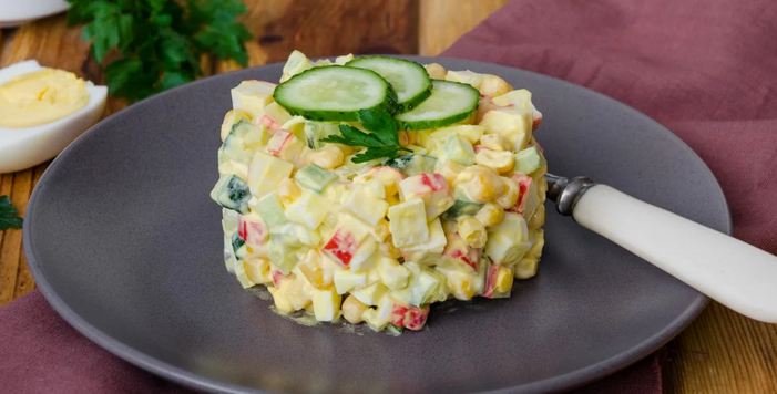 Крабовый салат из маринованных и свежих огурцов с яйцом и кукурузой