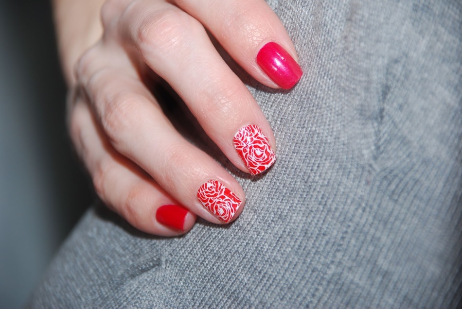 Quick manicure with roses made using a stencil