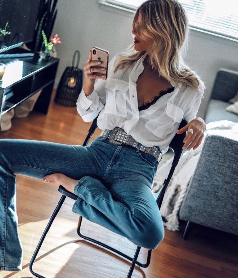 Женский образ с белой рубашкой и джинсами