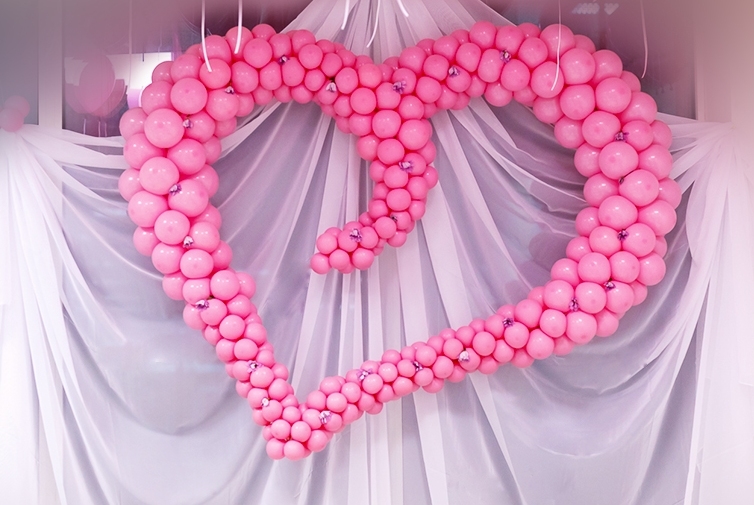 Ready -made ideas for decorating weddings with garlands from balls, example 11