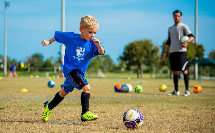 Juegos de equipo: deportes para niños en el estadio