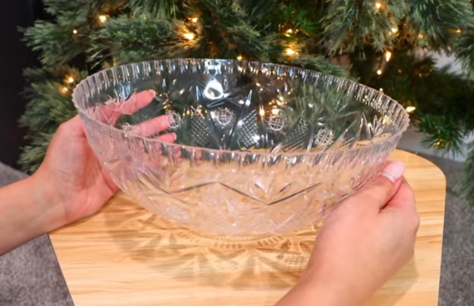 Пластмассовый салатник для новогодней поделки