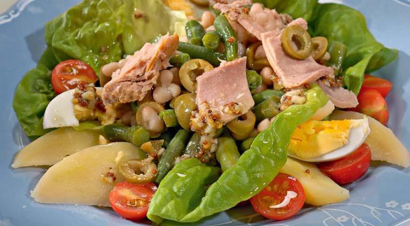 Nisuaz salad with chicken