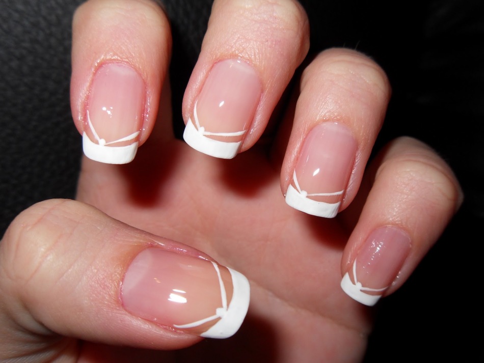 Manicure shellac for a bride with a simple design