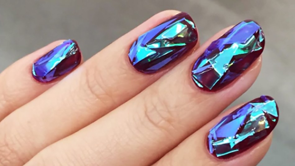 Design of short nails with a broken glass effect