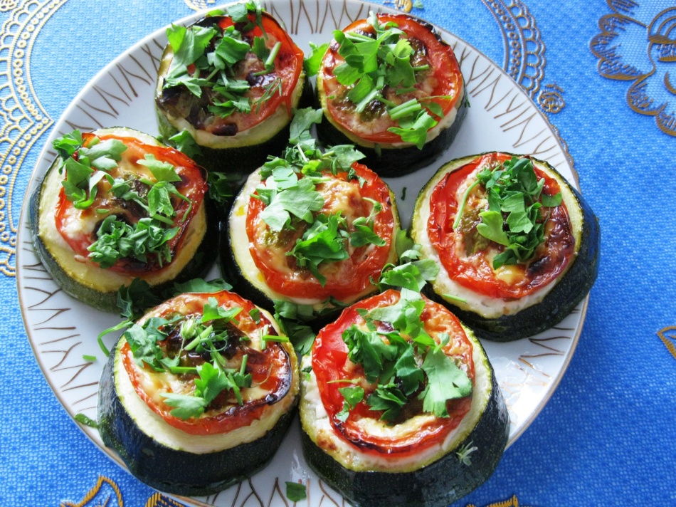 Zucchini digoreng dengan bawang putih dan mayones dan tomat